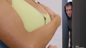 laseczka musuje swoją cipkę na kanapie