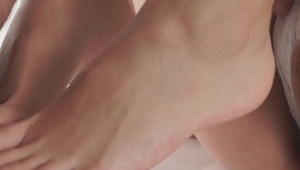 facet liże jej czarne stópki