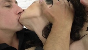 brunetka ciągnie kutasa w klatce