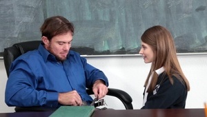 leseczki zapinają się w kajdanki i zabawiają