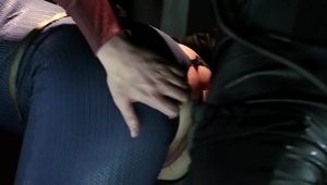 relaksują się razem w salonie