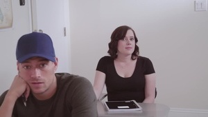 analny seksik na kanapie z blond niunią