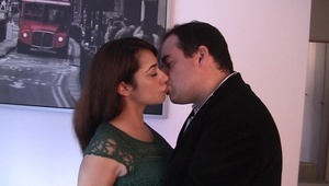 ruda liże szklaną seks zabawkę