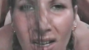 gorąca laseczka bawi się cipką