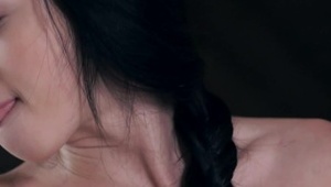 piękna czarnowłosa suczka dba o przyjemny orgazm