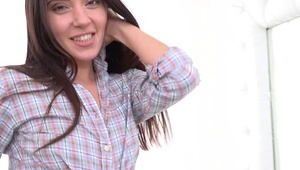 mamusia w okularach ze spuszczą na piersiach