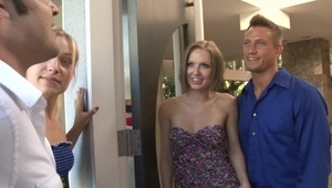 blondynka wypina się dla ciebie