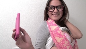 cycata kotka masturbuje się wibratorem