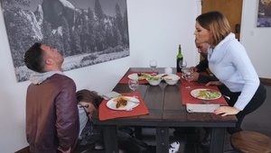 smutna brunetka ma wilgotną piczkę