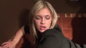 laseczka rozszerza nogi w wannie