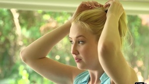 fajne dziewczyny świrują podczas kąpieli