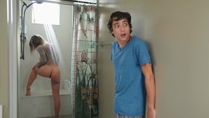 młoda oddaje swój zwieracz koledze