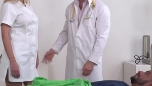 dwóch pakerów bzyka młodą brunetkę