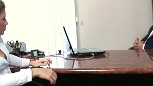 dakota skye liże jego małe piersi