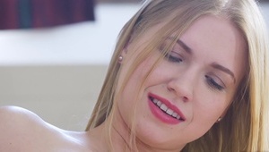 zdejmuje staniczek i zaczyna podgryzać mu jąderka