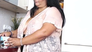 laska z dildo na pasku posuwa słodką koleżankę