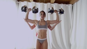 rozpalona brunetka czeka na swojego ogiera