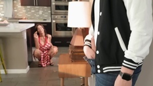 laska skrada się do białego faceta