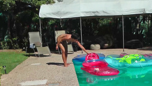 ściska swe sutki i trzepie jego penisa