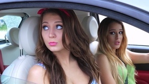 amatorka robi mu loda i liże jego stopy