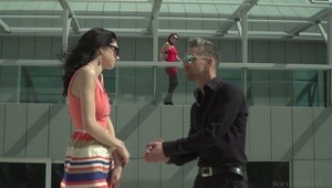 młoda niunia z wielkim dildo w dupce