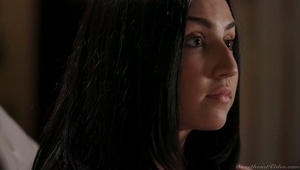 zgrabna brunetka pokazuje nagie ciało