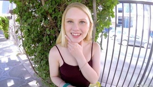 rozciągnął jej wąską cipkę