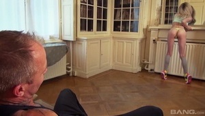 ujeżdża go cudownie na kanapie