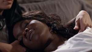 rozbiera się i wypina na kanapie