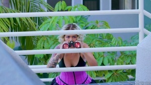 laska wskakuje na kutasa i mocno go ujeżdża