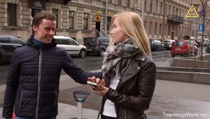 wkłada jej wibrator w cipkę