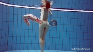 wyruchana z wytryskiem spermy na twarz na oczach grupy milf