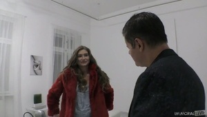 czekoladowa azjatka jest ruchana w obie dziury