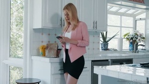 seks z młodąlaską na skózanej kanapie