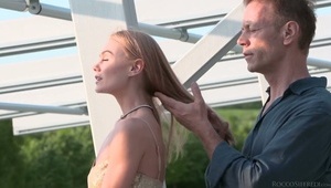 siwy dziadziuś zapina młodą babeczkę