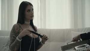 dwa twarde chuje wjeżdżają w jej pizdę