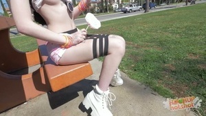 wsadza sobie dildo głęboko w dupę