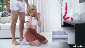 lubi ssać ruchać się i imprezować