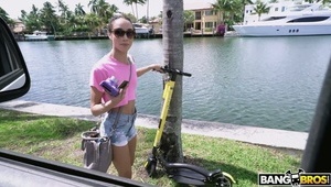 azjatka w spódnicy klęczy przed facetem