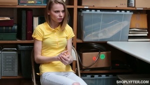 wypięta laseczka z penisem między pośladkami