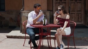 dziewczyny świetnie się bawią na studenckiej imprezie