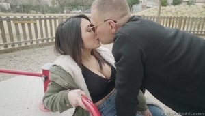 cycata ślicznotka w białych pończochach