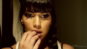 zmysłowa kocica odsłania cipkę