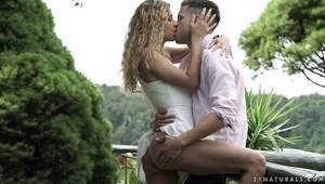 rucha ją od tyłu w jadalni