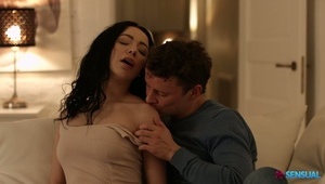 słodka blondyneczka liże jajeczka