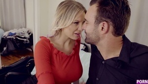 dwie wyśmienite brunetki z różową seks zabawką