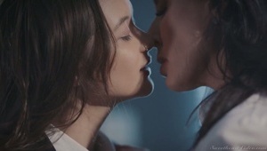 dogadzają facetowi na leżaku