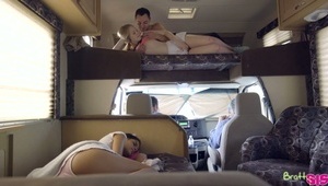 włożył blondyneczce murzyńską pałę w dupię