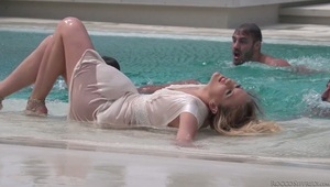 gorąca brunetka pokazuje ten swój boski biuścik