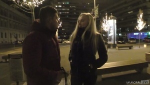 laseczka z przystrzyżoną szparką ujeżdża penisa